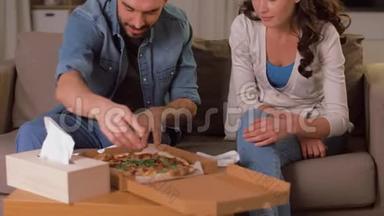 快乐夫妻在家吃外卖披萨