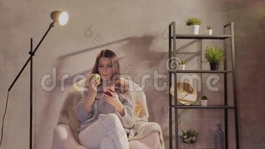一个年轻漂亮的女人坐在椅子上，在手机上留言
