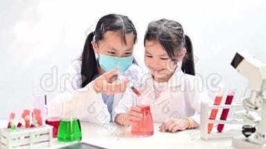 亚洲青年科学家用试管样本进行COVID-19<strong>检测</strong>。儿童<strong>医生</strong>在实验室做实验。