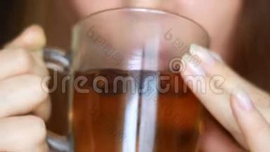 女人喝热玫瑰花茶。 感冒预防和流感治疗。 维生素C：热饮杯
