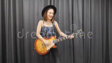 女弹吉他。 女人喜欢她的吉他弹唱。 女孩唱抒情浪漫的歌，弹吉他