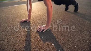 4K仍然是年轻的健身男子做俯卧撑在早晨户外在道路上日落与强烈的太阳耀斑视频