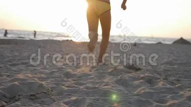 可爱的小女孩在热带海滩上<strong>奔跑</strong>。 快乐的孩子在美丽的夕阳下<strong>奔跑</strong>的剪影。 孩子的脚
