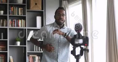 非洲博主教师录制数码相机教程舞蹈课