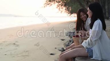 亚洲女人在海滩日落。 暑假旅游，泰国.. 放松和娱乐，