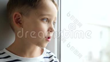 一个小孩子看着窗外。 <strong>悲伤</strong>、<strong>悲伤</strong>和沮丧的情绪。