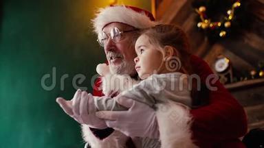 坐在圣诞老人腿上听他<strong>讲故事</strong>的小女孩