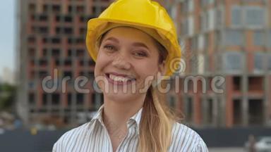 成功的高级建筑工程师女士微笑着享受职业生涯的成功戴着安全帽