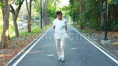 健康的亚洲老年妇女站直，在街上散步锻炼时，手臂上<strong>下摆</strong>动