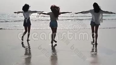 亚洲女人在海滩上奔跑。 暑假旅游，泰国..