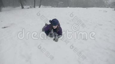 一个年轻的女孩爬过雪地，假装挣扎，直到她<strong>终于</strong>跪了起来