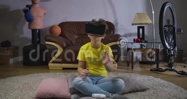 虚拟现实中卷发的十几岁男孩用谷歌移动他的手，环顾四周。穿着休闲服的白人男生