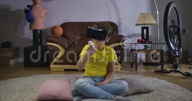 小男孩在VR谷歌移动手与遥控器和看方向的控制器。 白人小孩