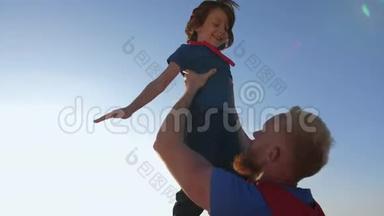 爸爸把儿子高高举起模仿超级英雄`飞行