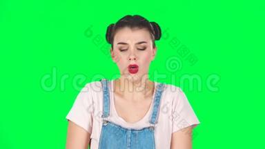女孩感冒了，喉咙和头都痛，在演播室的绿色屏幕上咳嗽，动作缓慢。
