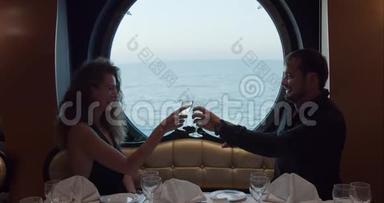 喜欢坐在餐厅桌旁的情侣。 快乐的夫妻在咖啡馆吃饭。 在餐馆里的浪漫约会。
