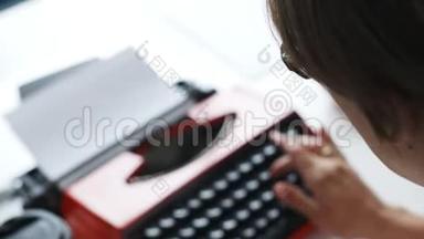 女人亲手打字红色老式打字机