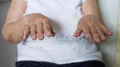 帕金森氏症和一位老妇人的手颤