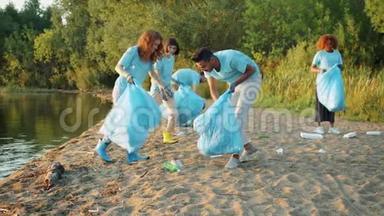 夏季，微笑志愿者统一收集垃圾，清理湖滩