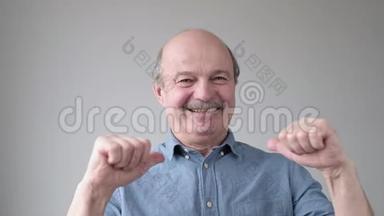 积极向上的秃顶老人胡子笑着用手指指着自己。