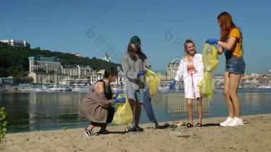一群<strong>积极分子</strong>朋友在海滩上收集塑料垃圾。 环境保护。