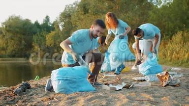 勤劳的年轻人做志愿工作，从垃圾中清理海滩