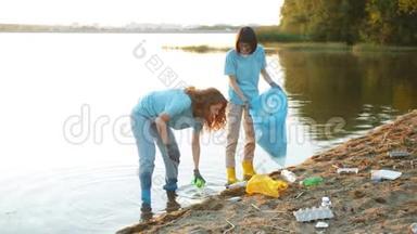 女生态活动家统一清理湖岸垃圾，微笑交谈