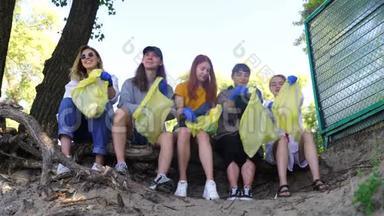 一群积极分子朋友把垃圾分类成袋子。 环境保护。