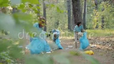 女孩和男孩在地球日<strong>清理</strong>森林，收集塑料袋中的<strong>垃圾</strong>