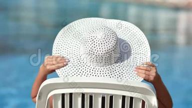 在近海海滩晒太阳时穿着带帽檐的贴身时尚女士