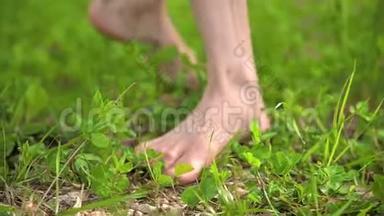 一个练习者在户外草地上`腿的特写。 在<strong>气功</strong>练习中赤脚穿越。 a的概念
