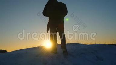 阿皮尼斯人徒步旅行。 一个旅行者爬上雪山，游客在夕阳下的山顶上相遇。 游客