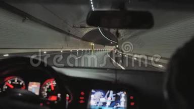 一个人<strong>晚上开车</strong>，穿过隧道。
