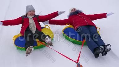 快乐<strong>童年的</strong>概念.. 冬天<strong>的</strong>雪橇。 青少年在冬季公园玩圣诞假期。 a<strong>的</strong>概念