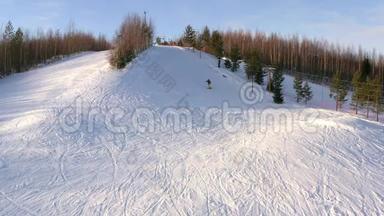滑雪者在冬天的一天骑在山腰上，俯视风景