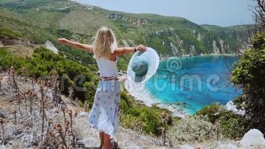希腊凯法隆尼亚岛上，一群金发美女<strong>手举</strong>太阳帽，<strong>手举</strong>着<strong>手</strong>度假