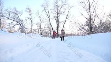 幸福的家庭观念。 孩子们在森林里冬天在雪地里玩狗。 幸福的家庭在散步他们的宠物。 两个女孩