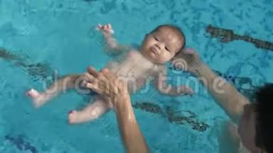 宝贝学习游泳