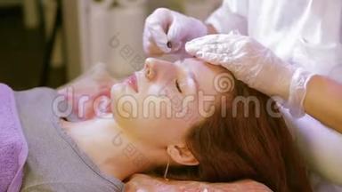 美容师在矫正`前用消毒液擦拭客户眉毛。
