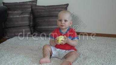 可爱的小男孩<strong>吃</strong>去皮的苹果。 可爱的脸蛋<strong>小孩吃</strong>健康的水果