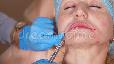 整形外科医生用肉毒毒素去除女人脸上的皱纹