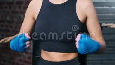 为混合武术战斗准备好的跆拳道女打手的特写蓝色防护包
