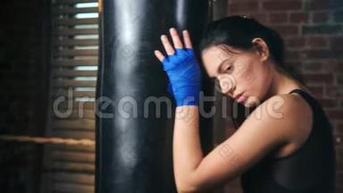 在kickbox工作室，一位<strong>实力</strong>派的亚洲女士在与自然美景混合的武术中战斗