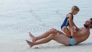 爸爸和女儿在一起，在海滩上玩得开心，家庭价值观和照顾