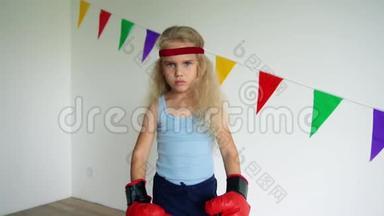 可爱的4岁女孩带着<strong>拳击</strong>手套。 <strong>儿童</strong>训<strong>练</strong>自卫