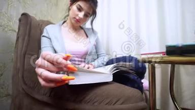 女人在看书，手指在线，翻页，舒适的家