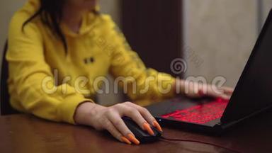 玩<strong>电脑游戏</strong>的玩家女孩，<strong>游戏</strong>笔记本<strong>电脑</strong>，霓虹灯键盘，使用鼠标