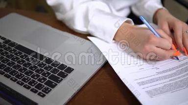 经理检查，签署填写文件文件，填写表格，办公室