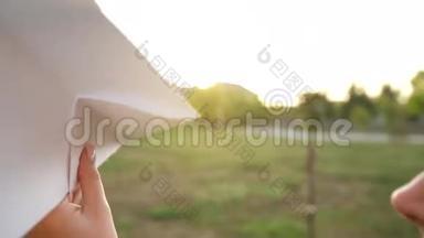 女人在日落的背景下发射纸飞机。 <strong>梦想</strong>旅行或空姐的<strong>职业</strong>。 视频