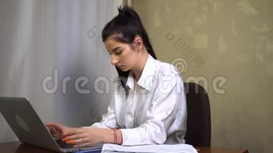 专注于商业的女人在笔记本电脑上打字，<strong>忙着</strong>工作，秘书